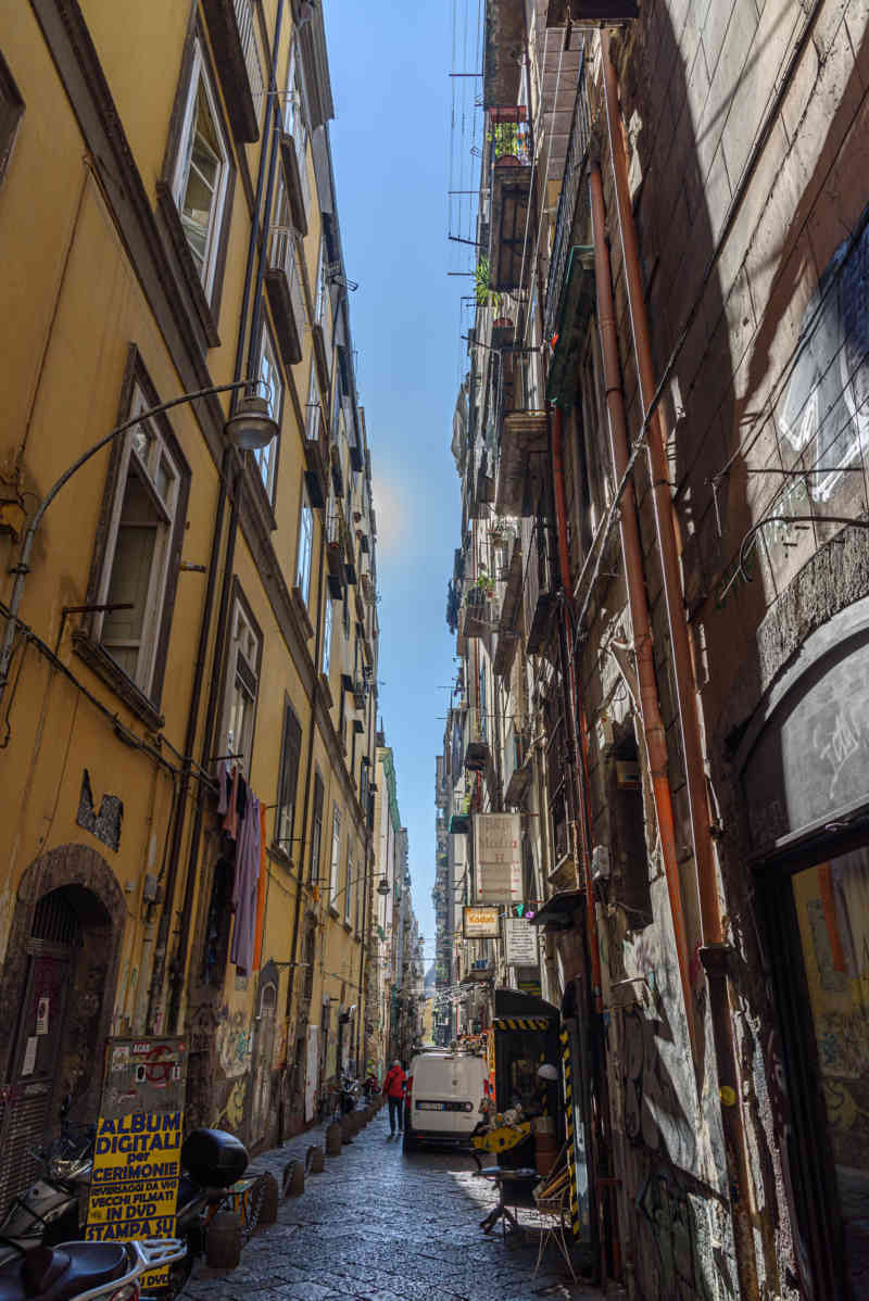 104 - Italia - Nápoles - Via San Giovanni Maggiore Pignatelli.jpg